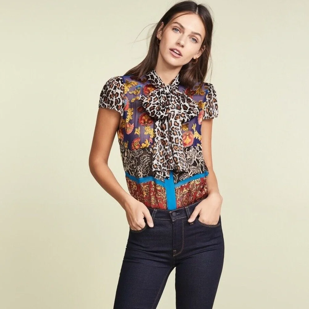 Alice + Olivia Jeannie Bow-collar Print Blouse - Picture 3 of 9